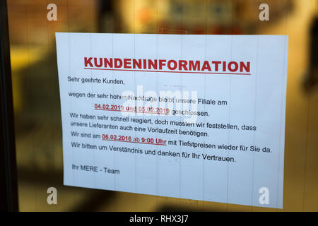 Leipzig, Allemagne. Le 04 février, 2019. Une note informe sur la fermeture temporaire de l'escompteur ouvert récemment 'Mere'. Après seulement une semaine, l'escompteur russe a fermé temporairement sa première succursale en Allemagne en raison de la livraison d'étranglement. De nombreux produits sont déjà vendus dans les premiers jours en raison de la forte demande, un porte-parole de la société a affirmé lundi sur demande. Afin de donner le temps aux fournisseurs, la direction de Leipzig était fermé ce lundi et mardi. Le mercredi l'escompteur est censé ouvrir à nouveau. Crédit : Jan Woitas/dpa-Zentralbild/dpa/Alamy Live News Banque D'Images