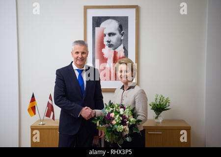 Riga, Lettonie. Le 04 février, 2019. Ursula von der Leyen (CDU, r), Ministre de la Défense, et Artis Pabriks, ministre de la défense de la Lettonie, se tenir dans le bureau du ministre au ministère de la Défense en face d'un portrait du premier président de la Lettonie. Le ministre de la Défense voyages aux États baltes pour visiter les soldats allemands. Credit : Arne Bänsch/dpa/Alamy Live News Banque D'Images