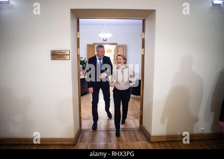 Riga, Lettonie. Le 04 février, 2019. Ursula von der Leyen (CDU, r), Ministre de la Défense, et Artis Pabriks, ministre de la défense de la Lettonie, de venir de la part du cabinet du ministre au ministère de la Défense à Riga. Le ministre de la Défense voyages aux États baltes pour visiter les soldats allemands. Credit : Arne Bänsch/dpa/Alamy Live News Banque D'Images