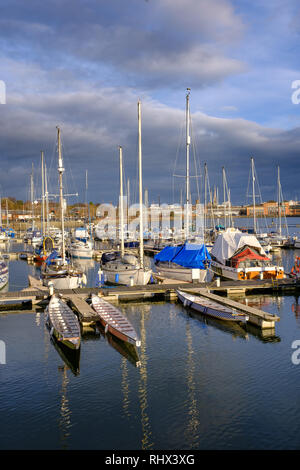 Preston, Royaume-Uni. 4 février 2019. Météo britannique. La fin de l'après-midi le soleil et des températures plus douces ont donné une ambiance de printemps dans le nord-ouest de l'Angleterre avec Preston Marina à la Continental presque dans la lumière du soleil. Crédit : Paul Melling/Alamy Live News Banque D'Images