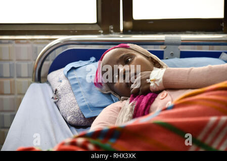 Guwahati, Assam, Inde. Feb, 2019 4. Un patient atteint du cancer des femmes dans son lit et à M. Bhubaneswar Borooah Cancer Institute et le centre de recherche à Guwahati le lundi, 4 février 2019 comme Journée mondiale contre le cancer a marqué le 4 février pour accroître la sensibilisation du cancer et d'encourager la prévention, la détection, et le traitement. Crédit : David Talukdar/Alamy Live News Banque D'Images