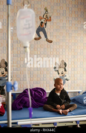 Guwahati, Assam, Inde. Feb, 2019 4. Le cancer de l'enfant malade sur son lit de Dr. Bhubaneswar Borooah Cancer Institute et le centre de recherche à Guwahati le lundi, 4 février 2019 comme Journée mondiale contre le cancer a marqué le 4 février pour accroître la sensibilisation du cancer et d'encourager la prévention, la détection, et le traitement. Crédit : David Talukdar/Alamy Live News Banque D'Images