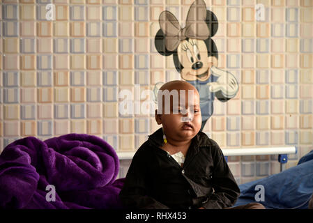Guwahati, Assam, Inde. Feb, 2019 4. Le cancer de l'enfant malade sur son lit de Dr. Bhubaneswar Borooah Cancer Institute et le centre de recherche à Guwahati le lundi, 4 février 2019 comme Journée mondiale contre le cancer a marqué le 4 février pour accroître la sensibilisation du cancer et d'encourager la prévention, la détection, et le traitement. Crédit : David Talukdar/Alamy Live News Banque D'Images