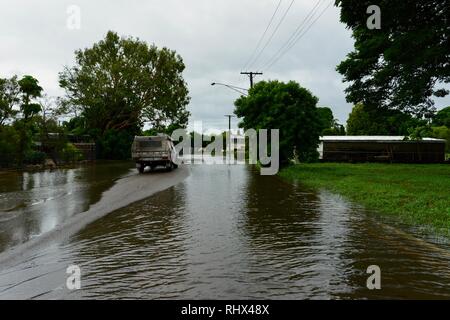 Les voitures roulent dans les eaux d'inondation, Townsville, Queensland, Australie. Feb, 2019. L'inondation a continué de s'aggraver à mesure que le déluge a continué et plus d'eau a été libéré de l'buldging barrage Ross River pour empêcher l'échec de la mur de barrage. Crédit : P&F Photography/Alamy Live News, février 2019 Banque D'Images