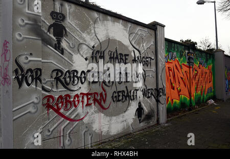 04 février 2019, Berlin, Düsseldorf : les murs, peint dans le 'Street-Art-Style', dans le Kiefernstraße, probablement la plus pittoresque rue de la ville. Photo : Horst Ossinger/dpa Banque D'Images