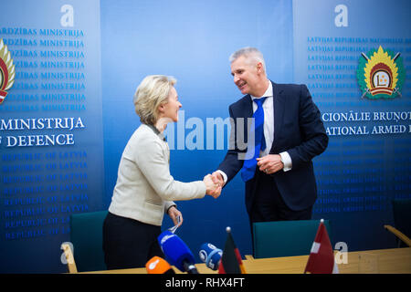 Riga, Lettonie. Le 04 février, 2019. Ursula von der Leyen (CDU), Ministre de la Défense, et Artis Pabriks, ministre de la défense de la Lettonie, au revoir après une conférence de presse au Ministère de la défense de la Lettonie. Le ministre voyage aux États baltes pour visiter les soldats allemands. Credit : Arne Bänsch/dpa/Alamy Live News Banque D'Images