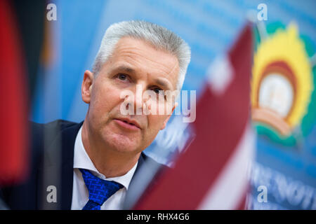 Riga, Lettonie. Le 04 février, 2019. Artis Pabriks, ministre de la défense de la Lettonie, prend la parole lors d'une conférence de presse au Ministère de la défense de la Lettonie. Thèmes étaient le retrait des Etats-Unis et de la Russie de la Traité INF. Le ministre voyage aux États baltes pour visiter les soldats allemands. Credit : Arne Bänsch/dpa/Alamy Live News Banque D'Images