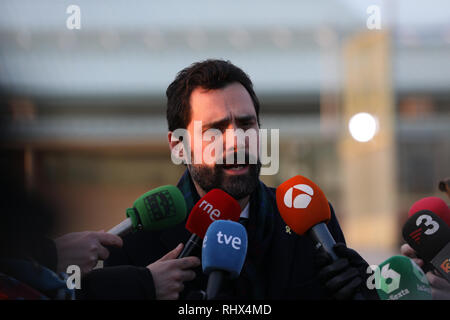 Madrid, Espagne. Le 04 février, 2019. Président du Parlement de Catalogne, Roger Torrent, s'occupant des médias. Credit : Jesús Encarna/Alamy Live News Banque D'Images