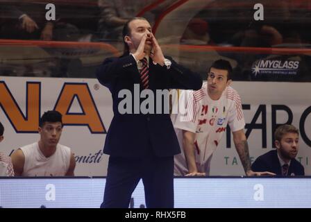 Foto Marco Bucco - LaPresse 04-02-2019 Pistoia (Italie) Sport BasketThe Flexx Pistoia - EA7 Emporio Armani Milan Serie A 2018-2019 Panier Postemobile Nella foto : il coach&# x2019 dell;Armani Milano Photo Marco Simone Pianigiani Buco - LaPresse 04 Février, 2019 Pistoia (Italie) Sport BasketThe Flexx Pistoia - EA7 Emporio Armani Milan Serie A 2018-2019 Saison Panier Postemobile Dans le pic : Simone Pianigiani coach d'Armani Milano Banque D'Images