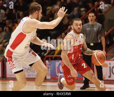 Foto Marco Bucco - LaPresse 04-02-2019 Pistoia (Italie) Sport BasketThe Flexx Pistoia - EA7 Emporio Armani Milan Serie A 2018-2019 Panier Postemobile Nella foto : Mike James contrastato da Patrick Auda Photo Marco Bucco - LaPresse Février 04, 2019 Pistoia (Italie) Sport BasketThe Flexx Pistoia - EA7 Emporio Armani Milan Serie A 2018-2019 Saison Panier Postemobile Dans le pic : Mike James lutte pour le ballon avec Patrik Auda Banque D'Images