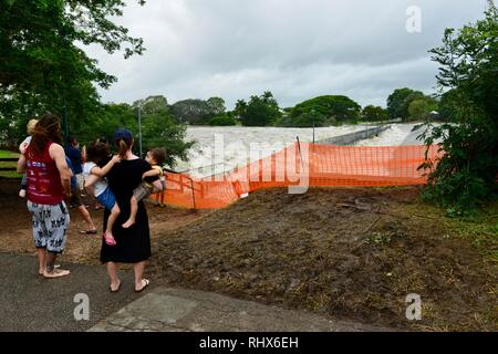 Des foules de gens se rassemblent pour surveiller la rage les eaux de crue augmente à Aplins weir, Townsville, Queensland, Australie. 4 Février, 2019. L'inondation a continué de s'aggraver à mesure que le déluge a continué et plus d'eau a été libéré de l'enflement du barrage de la rivière Ross pour empêcher l'échec de la mur de barrage. Des milliers de résidents ont été évacués pendant la nuit. Crédit : P&F Photography/Alamy Live News Banque D'Images