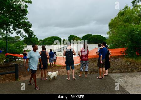 Des foules de gens se rassemblent pour surveiller la rage les eaux de crue augmente à Aplins weir, Townsville, Queensland, Australie. 4 Février, 2019. L'inondation a continué de s'aggraver à mesure que le déluge a continué et plus d'eau a été libéré de l'enflement du barrage de la rivière Ross pour empêcher l'échec de la mur de barrage. Des milliers de résidents ont été évacués pendant la nuit. Crédit : P&F Photography/Alamy Live News Banque D'Images