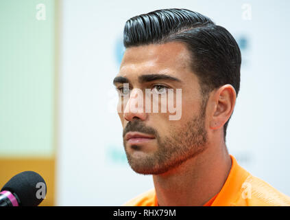 Hong Kong, Chine. Le 04 février, 2019. HONG KONG, Hong Kong SAR, Chine : FEB 4th 2019. Footballeur italien Graziano Pelle de Shandong Luneng Taishan F.C.répond à la presse chinoise et HK. Auckland City Football club train à Hong Kong avant leur match avec le Chinois Shandong Luneng Taishan Club FC dans le financier no.18, le Nouvel An chinois 2019 coupe. Alamy stock Photo/ Crédit : Jayne Russell/Alamy Live News Banque D'Images