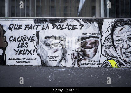 Paris, Ile de France, France. 3, 2019. Graffiti représentant une scène qui s'est produit au cours de la protestation jaune depuis le mouvement a commencé le 17 novembre 2018. 20 artistes du mouvement des lignes noires réalisé une fresque de 300 mètres sur un mur de la rue d'Aubervilliers dans le 19e arrondissement de Paris, sur le thème de la jaune mouvement. Credit : Thierry Le Fouille/SOPA Images/ZUMA/Alamy Fil Live News Banque D'Images