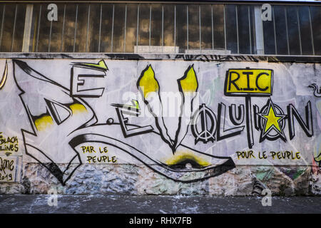 Paris, Ile de France, France. 3, 2019. Graffiti représentant le mot 'révolution'. 20 artistes du mouvement des lignes noires réalisé une fresque de 300 mètres sur un mur de la rue d'Aubervilliers dans le 19e arrondissement de Paris, sur le thème de la jaune mouvement. Credit : Thierry Le Fouille/SOPA Images/ZUMA/Alamy Fil Live News Banque D'Images