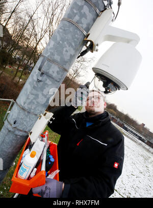 Essen, Allemagne. Le 04 février, 2019. Sascha contrôle un huis clos de la start-up TV Soccerwatch au football amateur club Vogelheimer SV. La plate-forme diffuse en streaming des matchs de football amateur de la ligue régionale de la ligue du district. Credit : Roland Weihrauch/dpa/Alamy Live News Banque D'Images