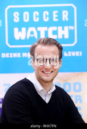 Essen, Allemagne. Le 04 février, 2019. Jan Taube, directeur général de la start-up société Soccerwatch plat, se trouve en face d'un logo de société. La plate-forme diffuse en streaming des matchs de football amateur de la ligue régionale de la ligue du district. Credit : Roland Weihrauch/dpa/Alamy Live News Banque D'Images