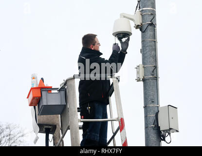 Essen, Allemagne. Le 04 février, 2019. Sascha contrôle un huis clos de la start-up TV Soccerwatch au football amateur club Vogelheimer SV. La plate-forme diffuse en streaming des matchs de football amateur de la ligue régionale de la ligue du district. Credit : Roland Weihrauch/dpa/Alamy Live News Banque D'Images