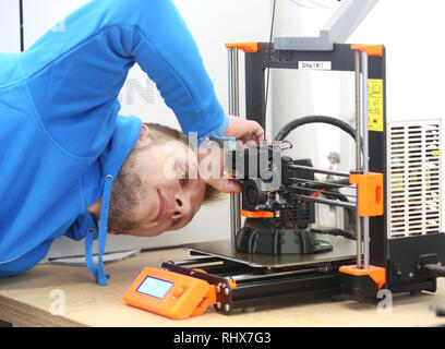 Essen, Allemagne. Le 04 février, 2019. Timo ajuste un 3-d'imprimante dans l'atelier de la start-up Soccerwatch plat. La plate-forme diffuse en streaming des matchs de football amateur de la ligue régionale de la ligue du district. Credit : Roland Weihrauch/dpa/Alamy Live News Banque D'Images