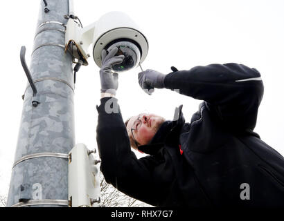 Essen, Allemagne. Le 04 février, 2019. Sascha contrôle un huis clos de la start-up TV Soccerwatch au football amateur club Vogelheimer SV. La plate-forme diffuse en streaming des matchs de football amateur de la ligue régionale de la ligue du district. Credit : Roland Weihrauch/dpa/Alamy Live News Banque D'Images