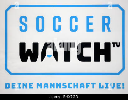 Essen, Allemagne. Le 04 février, 2019. La photo montre le logo de la société de la start-up Soccerwatch plat pend sur le football amateur club Vogelheimer SV. La plate-forme diffuse en streaming des matchs de football amateur de la ligue régionale de la ligue du district. Credit : Roland Weihrauch/dpa/Alamy Live News Banque D'Images