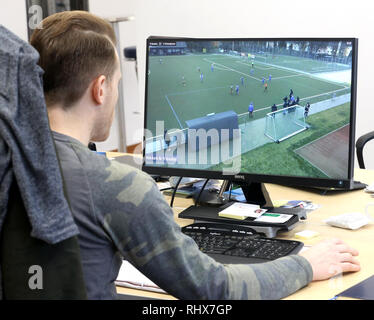 Essen, Allemagne. Le 04 février, 2019. Un employé d'un vidéo de football amateur de montres à l'aide au démarrage d'Soccerwatch plat. La plate-forme diffuse en streaming des matchs de football amateur de la ligue régionale de la ligue du district. Credit : Roland Weihrauch/dpa/Alamy Live News Banque D'Images