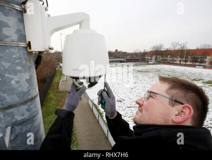 Essen, Allemagne. Le 04 février, 2019. Sascha contrôle un huis clos de la start-up TV Soccerwatch au football amateur club Vogelheimer SV. La plate-forme diffuse en streaming des matchs de football amateur de la ligue régionale de la ligue du district. Credit : Roland Weihrauch/dpa/Alamy Live News Banque D'Images