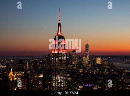 New York, USA. Feb, 2019 4. Le haut de l'Empire State Building est allumé en feux spéciaux conçus pour Nouvel An chinois à New York, États-Unis, 4 février 2019. L'Empire State Building à Manhattan, resplendira en rouge, bleu et jaune sur son sommet le lundi et mardi soir, à l'honneur le festival le plus important dans la culture chinoise pour la 19e année consécutive. Credit : Wang Ying/Xinhua/Alamy Live News Banque D'Images