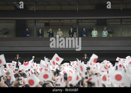 TOKYO, JAPON - 23 décembre : L'Empereur Akihito et son épouse l'Impératrice Michiko (R) et la famille impériale de vagues sympathisants comme ils apparaissent sur le balcon du Palais Impérial pour marquer le 85e anniversaire de l'empereur au Palais Impérial à Tokyo le 23 décembre 2018. L'abdication de l'Empereur sera le 30 avril 2019, et son fils aîné, le Prince héritier Naruhito succession au trône le jour suivant. L'abdication de l'Empereur sera le 30 avril 2019, et son fils aîné, le Prince héritier Naruhito succession au trône le jour suivant le 1er mai, en 2019. (Photo : Richard Atrero de G Banque D'Images