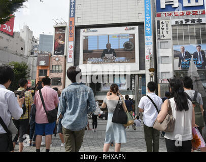 Tokyo, Japon. 8e août 2016. L'empereur Akihito adresses à la nation, faisant part de ses réflexions sur l'abdication dans un message vidéo du Palais Impérial à Tokyo le lundi 8 août 2016. Le mois dernier, les 82 ans, l'empereur aurait fait part de son souhait de rendre le trône à son 56-année-vieux fils, Prince héritier Naruhito, en raison de préoccupations au sujet de sa santé fragile et la capacité de s'acquitter pleinement de ses fonctions en tant que symbole de l'empereur. L'empereur monta sur le trône en 1989 à la mort de son père, l'empereur Hirohito. Credit : Natsuki Sakai/AFLO/Alamy Live News Banque D'Images