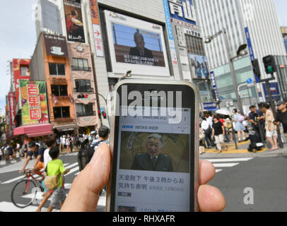 Tokyo, Japon. 8e août 2016. L'empereur Akihito adresses à la nation, faisant part de ses réflexions sur l'abdication dans un message vidéo du Palais Impérial à Tokyo le lundi 8 août 2016. Le mois dernier, les 82 ans, l'empereur aurait fait part de son souhait de rendre le trône à son 56-année-vieux fils, Prince héritier Naruhito, en raison de préoccupations au sujet de sa santé fragile et la capacité de s'acquitter pleinement de ses fonctions en tant que symbole de l'empereur. L'empereur monta sur le trône en 1989 à la mort de son père, l'empereur Hirohito. Credit : Natsuki Sakai/AFLO/Alamy Live News Banque D'Images