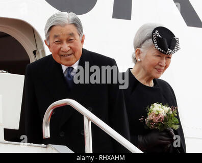 Tokyo, Japon. 28 Février, 2017. L'empereur Akihito du Japon (L) et l'Impératrice Michiko sourire à wellkwishers qu'il quitte pour le Vietnam et la Thaïlande à l'Aéroport International de Tokyo à Tokyo le mardi 28 février 2017. Credit : Yoshio Tsunoda/AFLO/Alamy Live News Banque D'Images