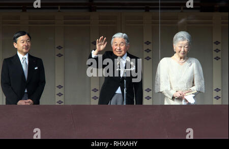 Tokyo, Japon. 26Th Dec 2016. L'empereur Akihito du Japon (C) accompagné de l'Impératrice Michiko (R) et du prince héritier Naruhito (L) Vagues de sympathisants à mesure qu'ils apparaissent sur le balcon du Palais Impérial à Tokyo le vendredi 23 décembre 2016. L'empereur Akihito a célébré son 83e anniversaire. Credit : Yoshio Tsunoda/AFLO/Alamy Live News Banque D'Images