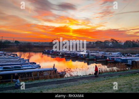 Rufford, Burscough. Feb, 2019 5. Météo britannique. Altocumulus font de sunrise colorés sur la marina. Un froid, givre, gel pour la journée pour les résidents qui ont choisi de faire un bateau leur maison. Crédit. /MediaWorldImages AlamyLiveNews. Banque D'Images