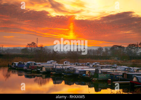 Rufford, Burscough. Feb, 2019 5. Météo britannique. Altocumulus font de sunrise colorés sur la marina. Un froid, givre, gel pour la journée pour les résidents qui ont choisi de faire un bateau leur maison. Crédit. /MediaWorldImages AlamyLiveNews. Banque D'Images