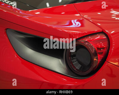 Bucarest, Roumanie - 03 février, 2019. Rouge Ferrari 488 GTB en showroom. Voiture de sport italienne rapide Banque D'Images