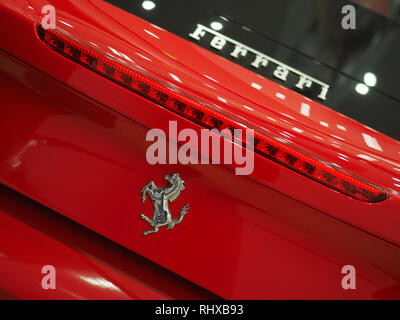 Bucarest, Roumanie - 03 février, 2019. Rouge Ferrari 488 GTB en showroom. Voiture de sport italienne rapide Banque D'Images