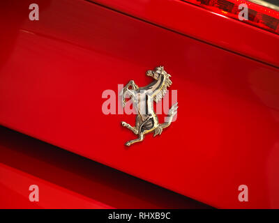 Bucarest, Roumanie - 03 février, 2019. Rouge Ferrari 488 GTB en showroom. Voiture de sport italienne rapide Banque D'Images