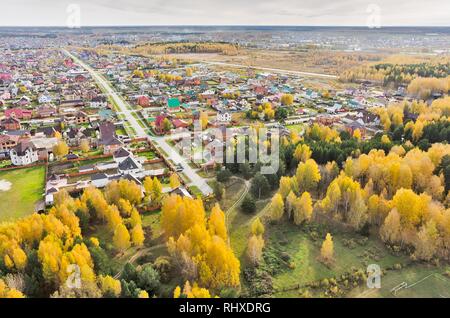 Tioumen, Russie - le 27 septembre 2015 : vue aérienne sur Novaya Ozernaya - Nouveau lac rue à frontière avec forêt d'automne Banque D'Images
