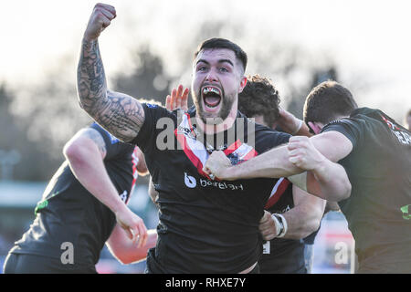 3 février 2019 , Terrain de sport Trailfinders, Londres, Angleterre ; Betfred Super League, ronde 1, London Broncos vs Wakefield Trinity ; Matty Fozard (14) de London Broncos célèbre marquant son essayer avec coéquipiers Banque D'Images