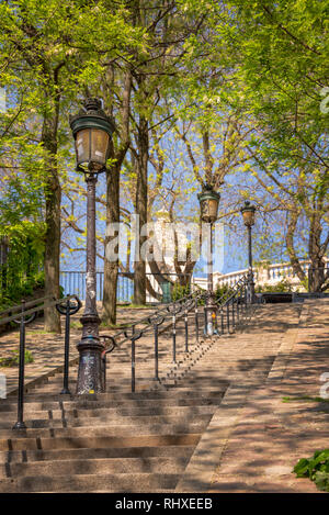 Escalier de Montmartre typique et lampes, dans la vieille rue de Paris France Banque D'Images