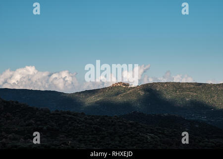 Soleil du matin sur la colline haut village de Sant Antonino en Balagne Corse Banque D'Images