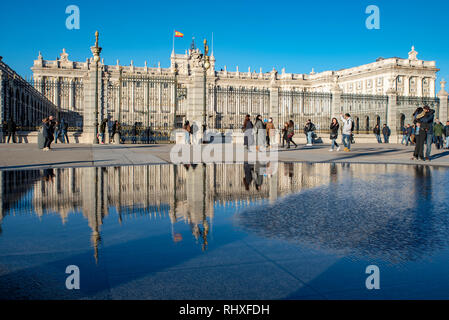 Madrid, Espagne ; Février 2019 : Très belle vue sur le Palais Royal de Madrid et son reflet dans une flaque d'eau dans une belle journée d'hiver, Espagne Banque D'Images