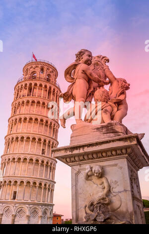 Statue d'Anges sur la Place des Miracles de Pise et de la Tour de Pise, Italie Vue du coucher de soleil rose et bleu Banque D'Images