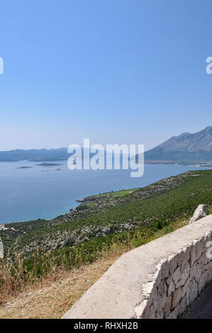 Vue depuis la D414 sur la péninsule de Pelješac à travers le détroit de Pelješac vers l'île de Korcula, Croatie Banque D'Images