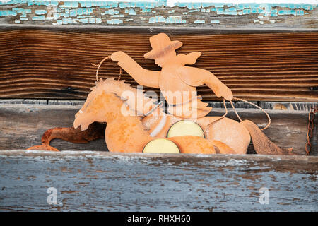 Vieux métal rouillé coupé d'un cowboy et d'un cheval à Elizabethtown, Nouveau-Mexique, États-Unis, une ancienne ville minière et maintenant une ville fantôme abandonnée. Banque D'Images