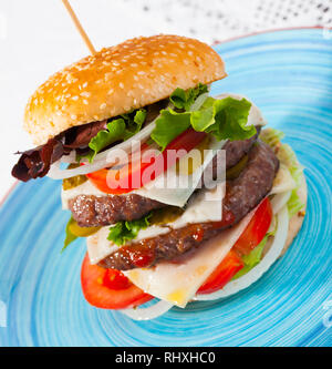 Double cheeseburger appétissant avec deux galettes de boeuf grillé Banque D'Images