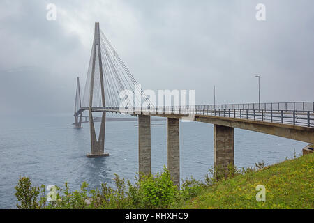 Le pont de Helgeland dans une tempête de pluie vu de la route en sortant de Naters Banque D'Images