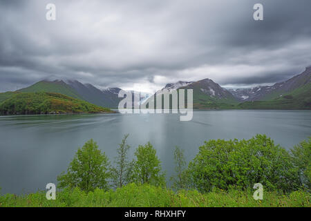 Une longue exposition du Holandsfjord avec le glacier Svartisen vu de la jetée de l'Holandsfjord Banque D'Images