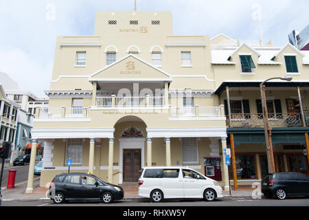 Hamilton, Bermudes - Mars 20, 2016 : urban bank building. Voitures garées à urban city maisons sur street road. Paysage urbain. Voyager et voyager. Banque D'Images